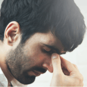 Männer und Eifersucht Eifersüchtiger Mann der grübelt