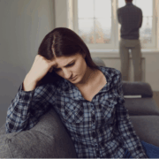 Streitendes Paar Eifersüchtige Frau schaut traurig